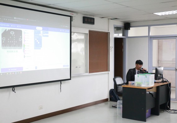 ภาพกิจกรรม  โปรแกรมวิชาวิทยาการคอมพิวเตอร์ จัดอบรมเชิงปฏิบัติการ Micro:bit ช่วงที่ 1