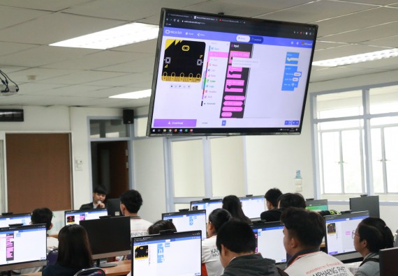 ภาพกิจกรรม  โปรแกรมวิชาวิทยาการคอมพิวเตอร์ จัดอบรมเชิงปฏิบัติการ Micro:bit ช่วงที่ 1