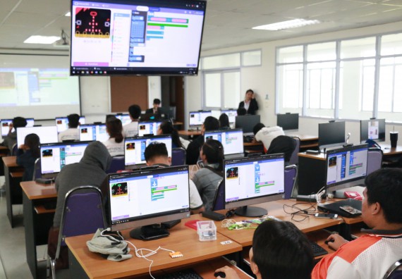 ภาพกิจกรรม  โปรแกรมวิชาวิทยาการคอมพิวเตอร์ จัดอบรมเชิงปฏิบัติการ Micro:bit ช่วงที่ 1