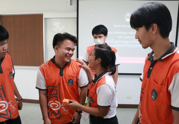 ภาพกิจกรรม  โปรแกรมวิชาวิทยาการคอมพิวเตอร์ จัดอบรมเชิงปฏิบัติการ Micro:bit ช่วงที่ 1