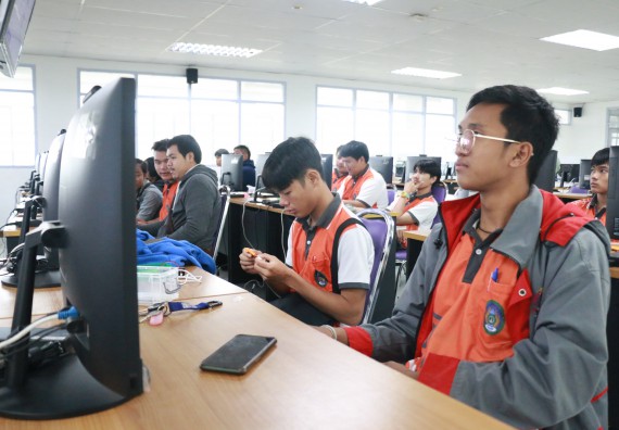 ภาพกิจกรรม  โปรแกรมวิชาวิทยาการคอมพิวเตอร์ จัดอบรมเชิงปฏิบัติการ Micro:bit ช่วงที่ 1