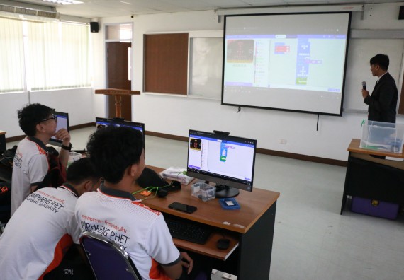 ภาพกิจกรรม  โปรแกรมวิชาวิทยาการคอมพิวเตอร์ จัดอบรมเชิงปฏิบัติการ Micro:bit ช่วงที่ 1