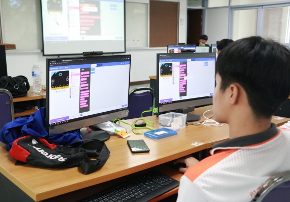 ภาพกิจกรรม  โปรแกรมวิชาวิทยาการคอมพิวเตอร์ จัดอบรมเชิงปฏิบัติการ Micro:bit ช่วงที่ 1