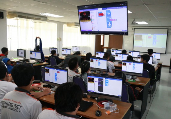 ภาพกิจกรรม  โปรแกรมวิชาวิทยาการคอมพิวเตอร์ จัดอบรมเชิงปฏิบัติการ Micro:bit ช่วงที่ 1