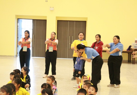 ภาพกิจกรรม คณะวิทยาศาสตร์และเทคโนโลยี จัดค่ายวิทยาศาสตร์โรงเรียนสาธิตฯ
