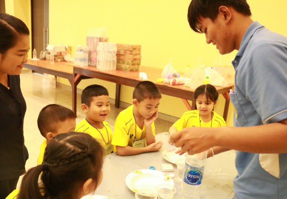 ภาพกิจกรรม คณะวิทยาศาสตร์และเทคโนโลยี จัดค่ายวิทยาศาสตร์โรงเรียนสาธิตฯ