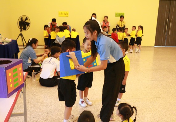 ภาพกิจกรรม คณะวิทยาศาสตร์และเทคโนโลยี จัดค่ายวิทยาศาสตร์โรงเรียนสาธิตฯ