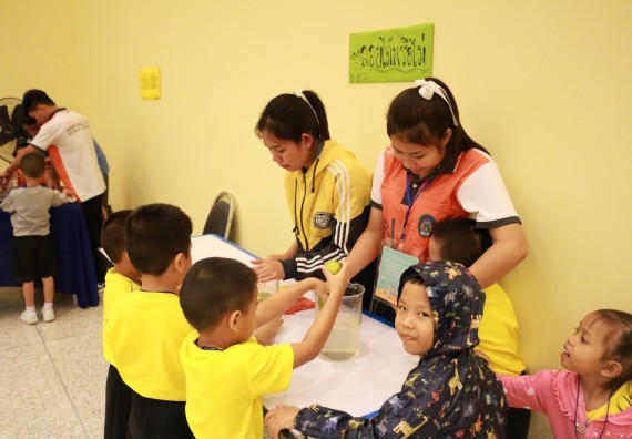 ภาพกิจกรรม คณะวิทยาศาสตร์และเทคโนโลยี จัดค่ายวิทยาศาสตร์โรงเรียนสาธิตฯ