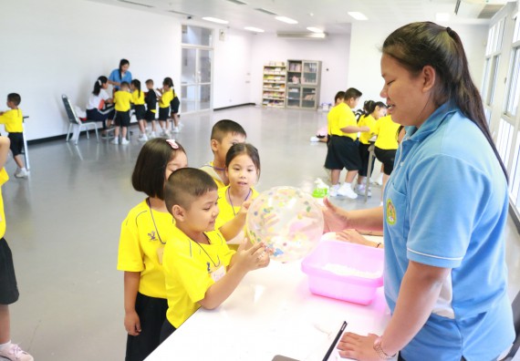 ภาพกิจกรรม คณะวิทยาศาสตร์และเทคโนโลยี จัดค่ายวิทยาศาสตร์โรงเรียนสาธิตฯ