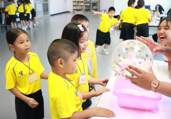 ภาพกิจกรรม คณะวิทยาศาสตร์และเทคโนโลยี จัดค่ายวิทยาศาสตร์โรงเรียนสาธิตฯ