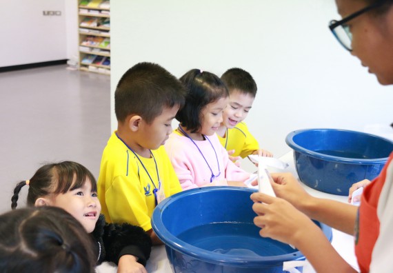 ภาพกิจกรรม คณะวิทยาศาสตร์และเทคโนโลยี จัดค่ายวิทยาศาสตร์โรงเรียนสาธิตฯ