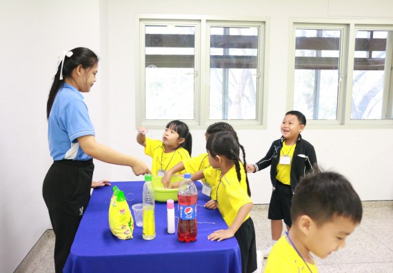 ภาพกิจกรรม คณะวิทยาศาสตร์และเทคโนโลยี จัดค่ายวิทยาศาสตร์โรงเรียนสาธิตฯ