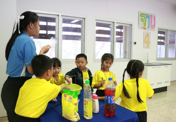 ภาพกิจกรรม คณะวิทยาศาสตร์และเทคโนโลยี จัดค่ายวิทยาศาสตร์โรงเรียนสาธิตฯ