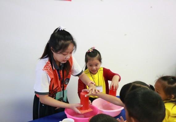 ภาพกิจกรรม คณะวิทยาศาสตร์และเทคโนโลยี จัดค่ายวิทยาศาสตร์โรงเรียนสาธิตฯ