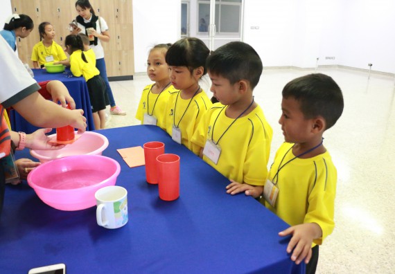 ภาพกิจกรรม คณะวิทยาศาสตร์และเทคโนโลยี จัดค่ายวิทยาศาสตร์โรงเรียนสาธิตฯ