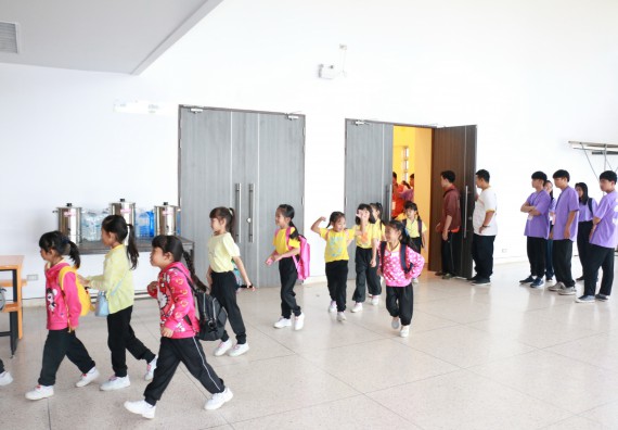 ภาพกิจกรรม คณะวิทยาศาสตร์และเทคโนโลยี จัดค่ายวิทยาศาสตร์โรงเรียนสาธิตฯ