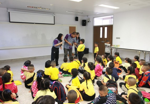 ภาพกิจกรรม คณะวิทยาศาสตร์และเทคโนโลยี จัดค่ายวิทยาศาสตร์โรงเรียนสาธิตฯ