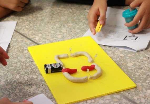 ภาพกิจกรรม คณะวิทยาศาสตร์และเทคโนโลยี จัดค่ายวิทยาศาสตร์โรงเรียนสาธิตฯ