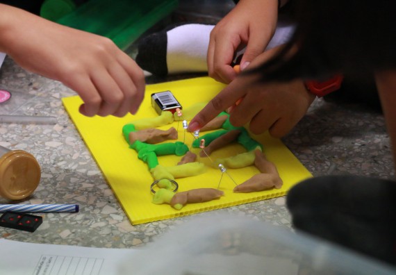 ภาพกิจกรรม คณะวิทยาศาสตร์และเทคโนโลยี จัดค่ายวิทยาศาสตร์โรงเรียนสาธิตฯ