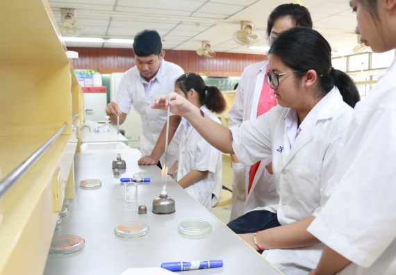 ภาพกิจกรรม โปรแกรมวิชาชีววิทยา จัดอบรมเชิงปฏิบัติการเทคนิคปลอดเชื้อและการเพาะเลี้ยงเนื้อเยื่อพืช