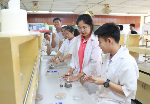 ภาพกิจกรรม โปรแกรมวิชาชีววิทยา จัดอบรมเชิงปฏิบัติการเทคนิคปลอดเชื้อและการเพาะเลี้ยงเนื้อเยื่อพืช