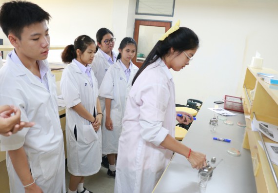 ภาพกิจกรรม โปรแกรมวิชาชีววิทยา จัดอบรมเชิงปฏิบัติการเทคนิคปลอดเชื้อและการเพาะเลี้ยงเนื้อเยื่อพืช