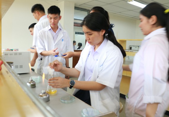 ภาพกิจกรรม โปรแกรมวิชาชีววิทยา จัดอบรมเชิงปฏิบัติการเทคนิคปลอดเชื้อและการเพาะเลี้ยงเนื้อเยื่อพืช