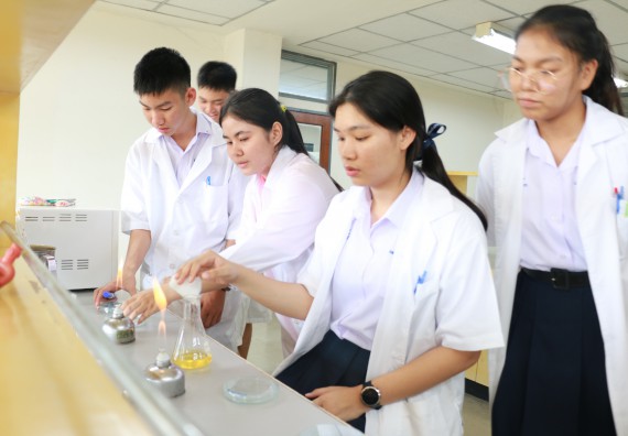 ภาพกิจกรรม โปรแกรมวิชาชีววิทยา จัดอบรมเชิงปฏิบัติการเทคนิคปลอดเชื้อและการเพาะเลี้ยงเนื้อเยื่อพืช