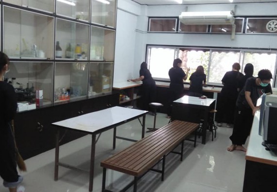 ภาพกิจกรรม โปรแกรมวิชาชีววิทยา จัดกิจกรรมทำความสะอาด และทำบุญโปรแกรมชีววิทยา