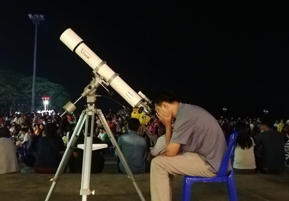 ภาพกิจกรรม ศูนย์วิทยาศาสตร์และวิทยาศาสตร์ประยุกต์ จัดกิจกรรมบริการวิชาการทางด้านดาราศาสตร์ชมปรากฏการณ์พระจันทร์เต็มดวง