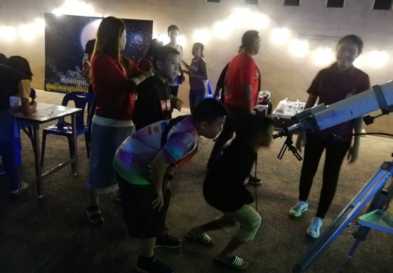 ภาพกิจกรรม ศูนย์วิทยาศาสตร์และวิทยาศาสตร์ประยุกต์ จัดกิจกรรมบริการวิชาการทางด้านดาราศาสตร์ชมปรากฏการณ์พระจันทร์เต็มดวง