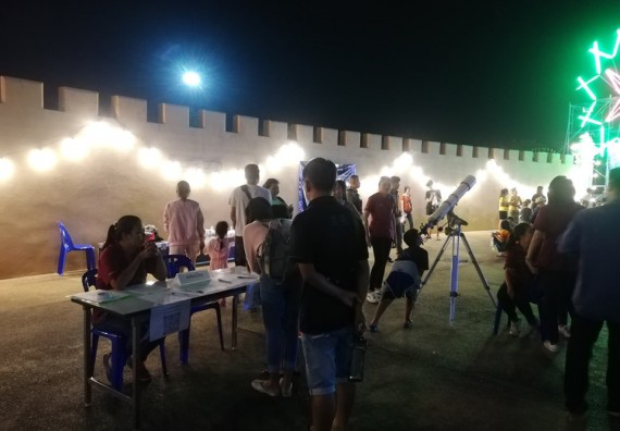 ภาพกิจกรรม ศูนย์วิทยาศาสตร์และวิทยาศาสตร์ประยุกต์ จัดกิจกรรมบริการวิชาการทางด้านดาราศาสตร์ชมปรากฏการณ์พระจันทร์เต็มดวง