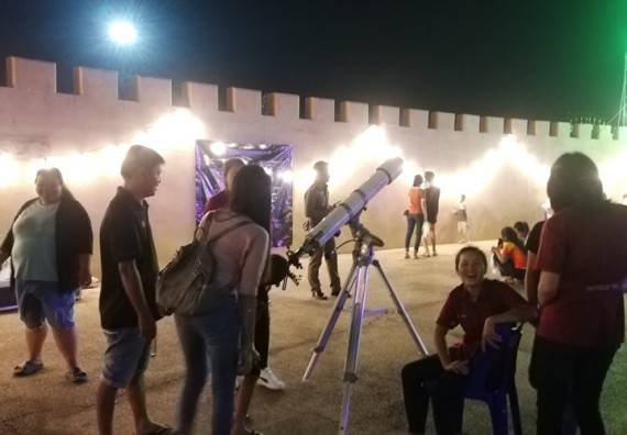 ภาพกิจกรรม ศูนย์วิทยาศาสตร์และวิทยาศาสตร์ประยุกต์ จัดกิจกรรมบริการวิชาการทางด้านดาราศาสตร์ชมปรากฏการณ์พระจันทร์เต็มดวง