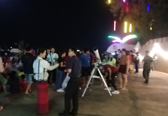 ภาพกิจกรรม ศูนย์วิทยาศาสตร์และวิทยาศาสตร์ประยุกต์ จัดกิจกรรมบริการวิชาการทางด้านดาราศาสตร์ชมปรากฏการณ์พระจันทร์เต็มดวง