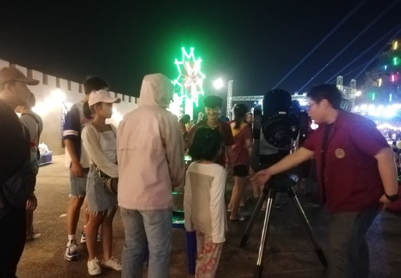 ภาพกิจกรรม ศูนย์วิทยาศาสตร์และวิทยาศาสตร์ประยุกต์ จัดกิจกรรมบริการวิชาการทางด้านดาราศาสตร์ชมปรากฏการณ์พระจันทร์เต็มดวง