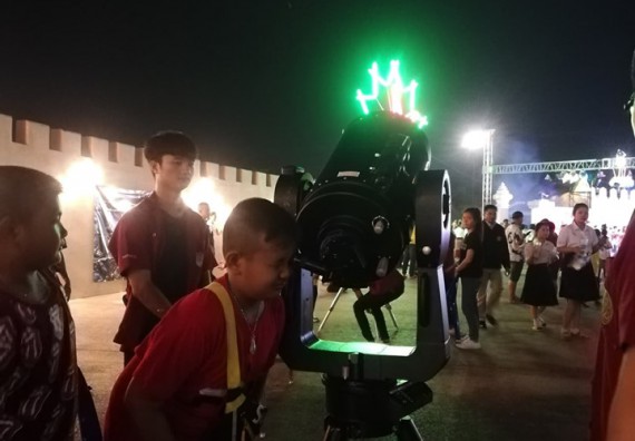 ภาพกิจกรรม ศูนย์วิทยาศาสตร์และวิทยาศาสตร์ประยุกต์ จัดกิจกรรมบริการวิชาการทางด้านดาราศาสตร์ชมปรากฏการณ์พระจันทร์เต็มดวง