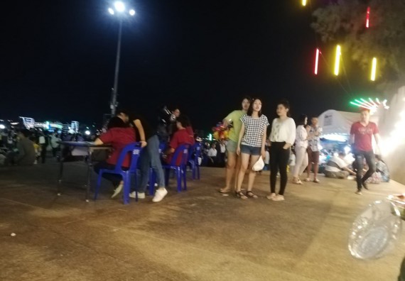 ภาพกิจกรรม ศูนย์วิทยาศาสตร์และวิทยาศาสตร์ประยุกต์ จัดกิจกรรมบริการวิชาการทางด้านดาราศาสตร์ชมปรากฏการณ์พระจันทร์เต็มดวง