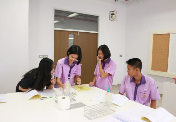 ภาพกิจกรรม คณะวิทยาศาสตร์และเทคโนโลยี จัดค่ายบูรณาการส่งเสริมนักเรียนห้องเรียนพิเศษ (E-SMART) ด้านวิทยาศาสตร์ โรงเรียนคลองขลุงราษรังสรรค์