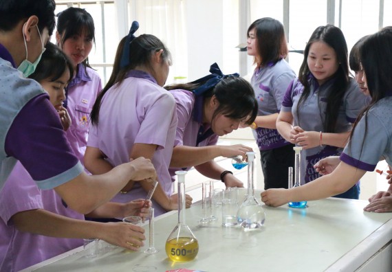 ภาพกิจกรรม คณะวิทยาศาสตร์และเทคโนโลยี จัดค่ายบูรณาการส่งเสริมนักเรียนห้องเรียนพิเศษ (E-SMART) ด้านวิทยาศาสตร์ โรงเรียนคลองขลุงราษรังสรรค์ 