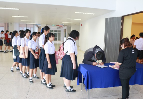 ภาพกิจกรรม คณะวิทยาศาสตร์และเทคโนโลยี จัดค่ายวิทยาศาสตร์โรงเรียนตากพิทยาคม