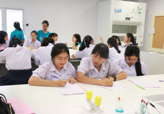 ภาพกิจกรรม คณะวิทยาศาสตร์และเทคโนโลยี จัดค่ายวิทยาศาสตร์โรงเรียนตากพิทยาคม