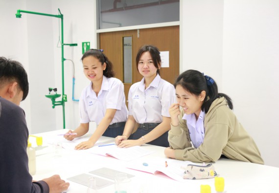 ภาพกิจกรรม คณะวิทยาศาสตร์และเทคโนโลยี จัดค่ายวิทยาศาสตร์โรงเรียนตากพิทยาคม