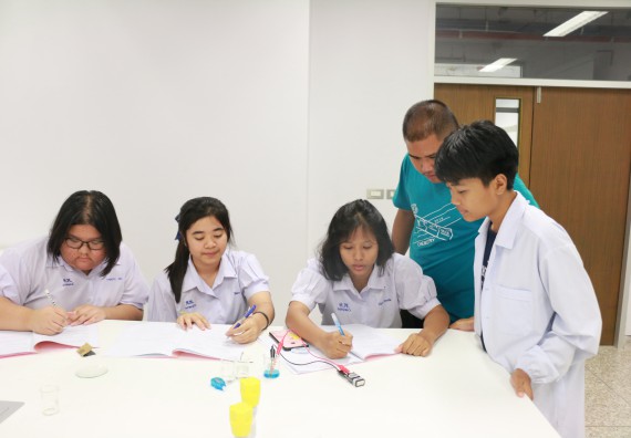 ภาพกิจกรรม คณะวิทยาศาสตร์และเทคโนโลยี จัดค่ายวิทยาศาสตร์โรงเรียนตากพิทยาคม