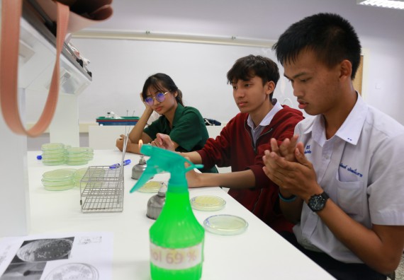 ภาพกิจกรรม คณะวิทยาศาสตร์และเทคโนโลยี จัดค่ายวิทยาศาสตร์โรงเรียนตากพิทยาคม