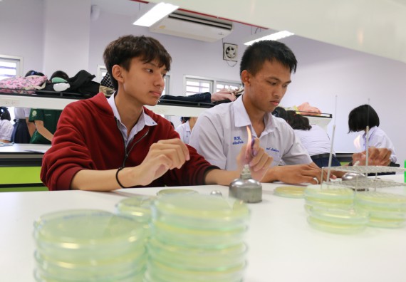 ภาพกิจกรรม คณะวิทยาศาสตร์และเทคโนโลยี จัดค่ายวิทยาศาสตร์โรงเรียนตากพิทยาคม