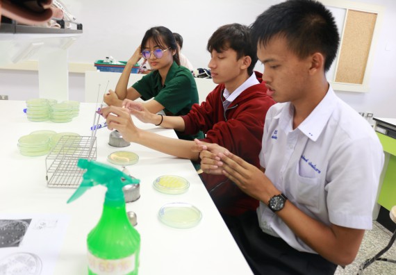 ภาพกิจกรรม คณะวิทยาศาสตร์และเทคโนโลยี จัดค่ายวิทยาศาสตร์โรงเรียนตากพิทยาคม