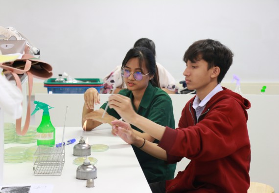 ภาพกิจกรรม คณะวิทยาศาสตร์และเทคโนโลยี จัดค่ายวิทยาศาสตร์โรงเรียนตากพิทยาคม