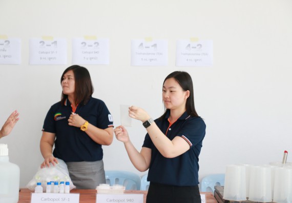 ภาพกิจกรรม คณะวิทยาศาสตร์และเทคโนโลยี ร่วมกับสำนักบริการวิชาการและจัดหารายได้ จัดอบรมเชิงปฏิบัติการ KPRU DIY แอลกอฮอล์เจลสู้ไวรัส COVID-19