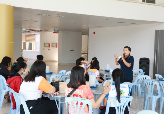 ภาพกิจกรรม คณะวิทยาศาสตร์และเทคโนโลยี ร่วมกับสำนักบริการวิชาการและจัดหารายได้ จัดอบรมเชิงปฏิบัติการ KPRU DIY แอลกอฮอล์เจลสู้ไวรัส COVID-19