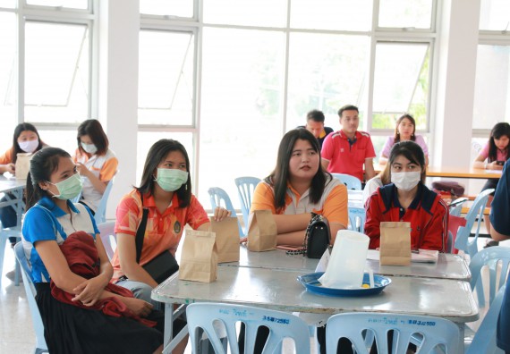 ภาพกิจกรรม คณะวิทยาศาสตร์และเทคโนโลยี ร่วมกับสำนักบริการวิชาการและจัดหารายได้ จัดอบรมเชิงปฏิบัติการ KPRU DIY แอลกอฮอล์เจลสู้ไวรัส COVID-19